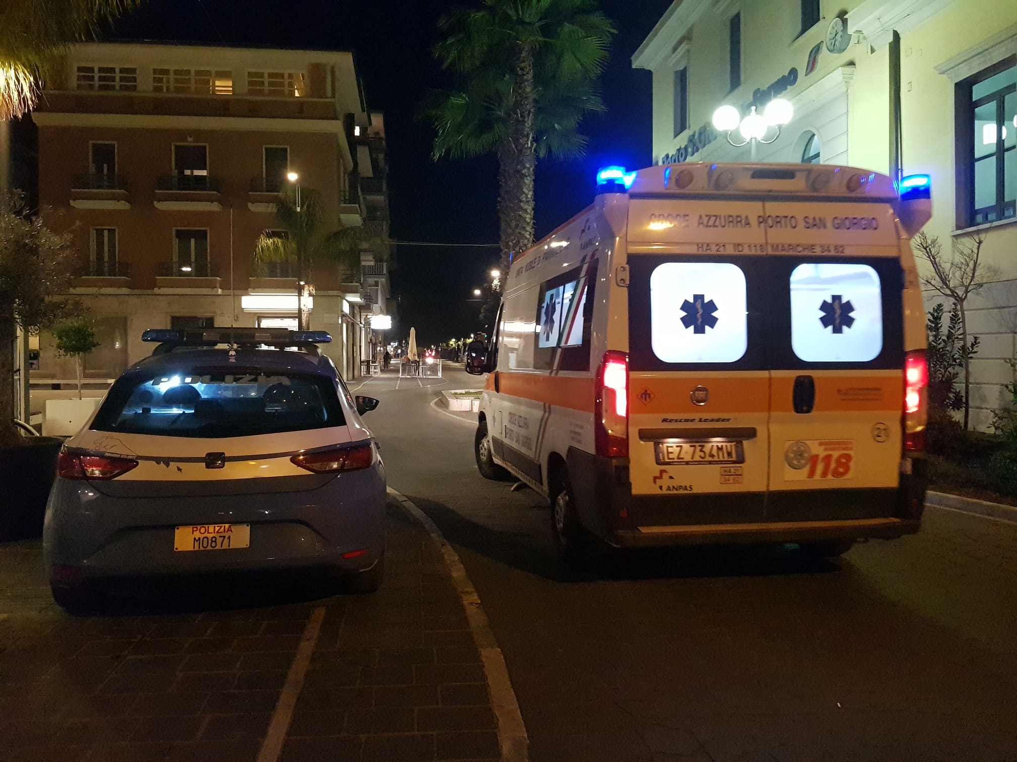 Minaccia il suicidio sui binari, <br> salvato da Polizia e Croce Azzurra