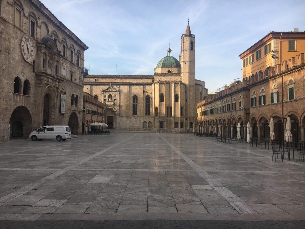 “Restate a casa”, giorno tre: <br> la piazza vuota stringe il cuore <br> Nell’Italia blindata siamo tutti isole <span> (Video) </span>