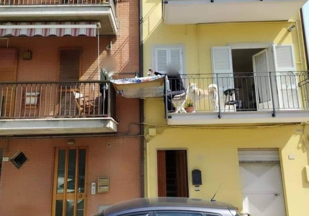 Pranzo imbandito tra due balconi: <br>quando l’ingegno <br>batte il Coronavirus