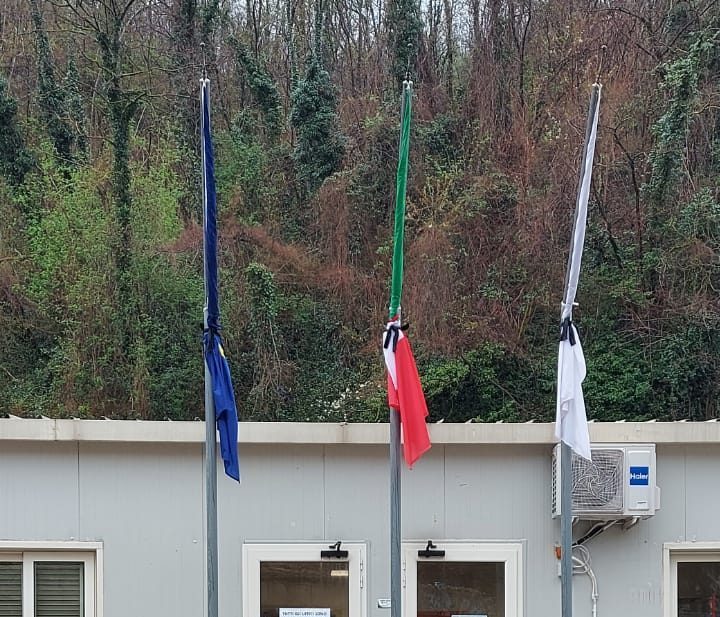 Bandiere a mezz’asta per ricordare <br> le vittime del Covid