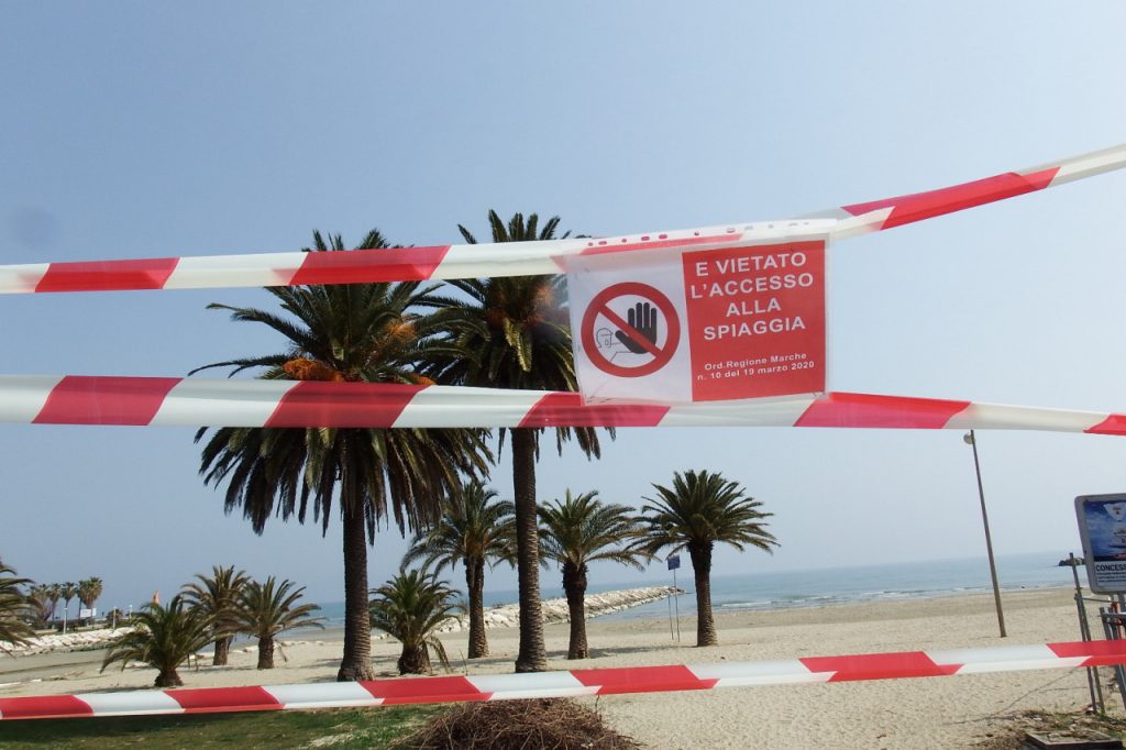 Regge bene l’ordinanza di chiusura <br> A San Benedetto sabato di primavera <br> con spiaggia e Molo Sud spopolati <br> <span> (Foto e video)