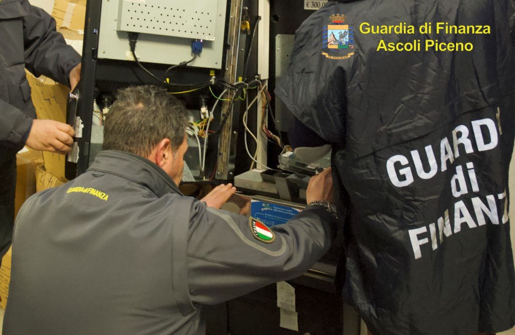 Slot modificate, la Finanza <br> denuncia tre persone <span> (Foto e video)