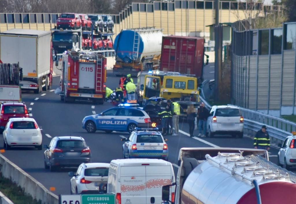 Schianto in A14, c’è un morto