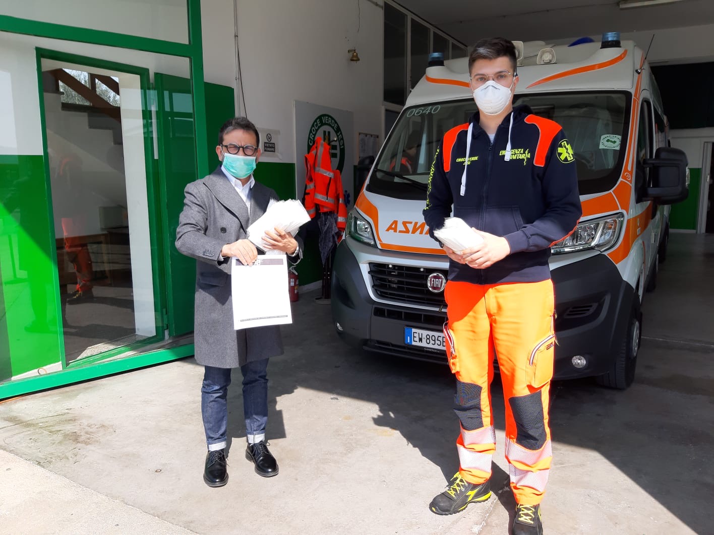 Acquista in Cina 5.000 mascherine <br> per donarle a poliziotti <br> e operatori sanitari