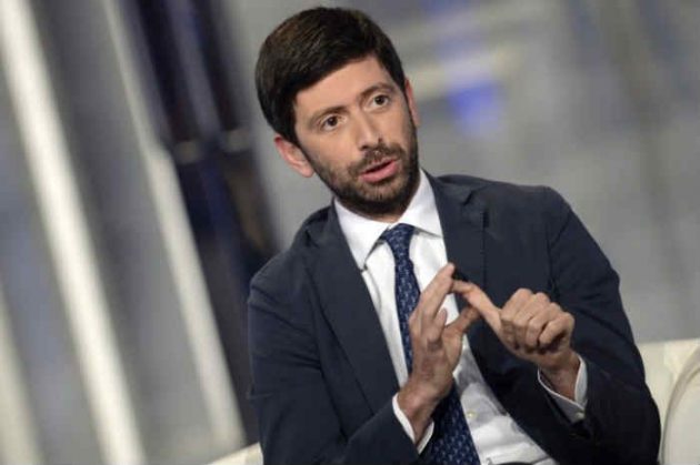 No saluti affettuosi, anziani a casa <br> e distanza di sicurezza <br> «Italiani rispettate le disposizioni»