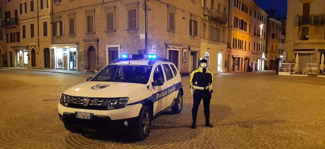 Passeggiano mano nella mano: <br> maxi multa per i fidanzatini