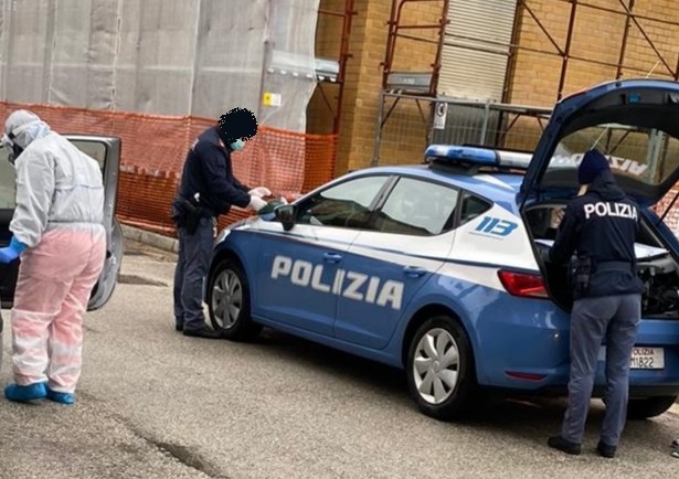 Dramma in strada: 60enne trovato senza vita nell’auto