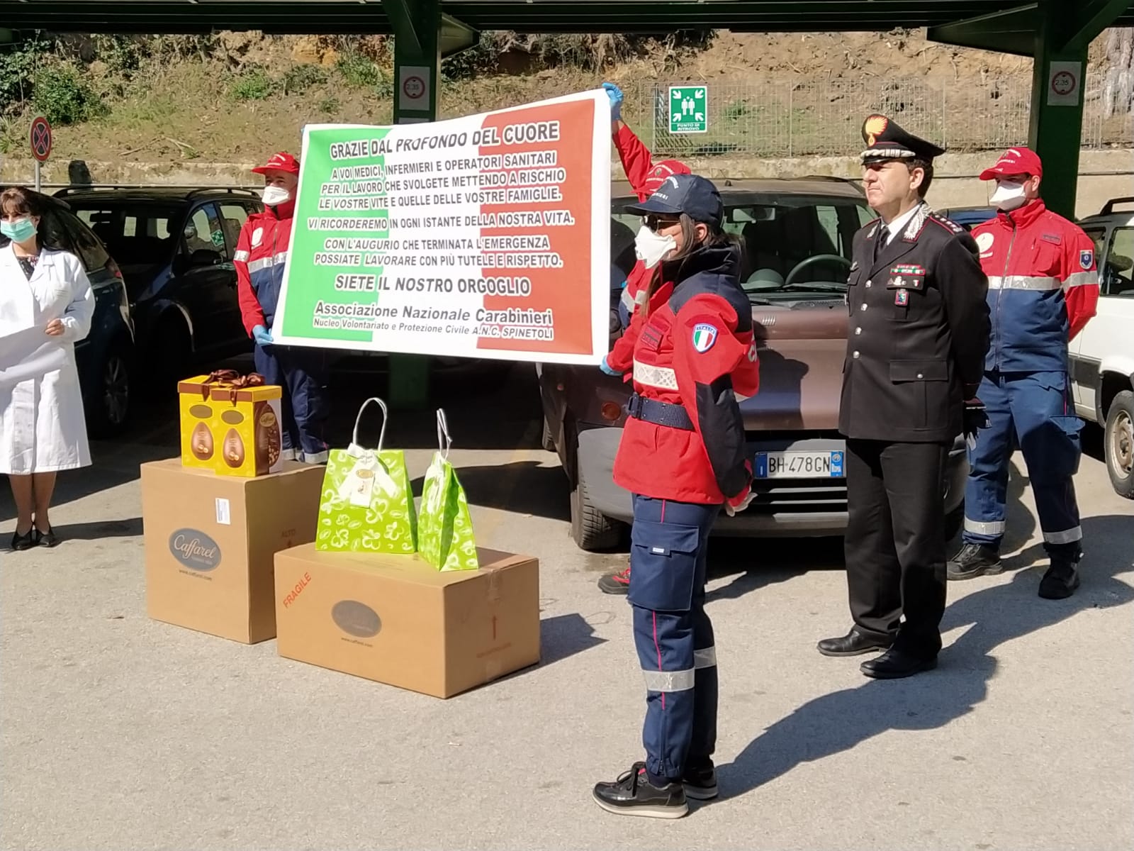 Pacchi dono dei Carabinieri <br> ai sanitari dell’ospedale <br> di San Benedetto