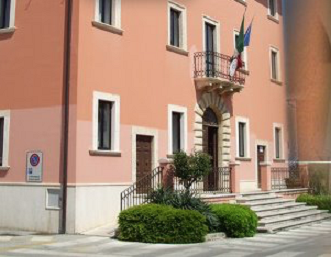 «Aiutatemi, nessuno provvede a me, mi hanno anche staccato la luce»: la denuncia di una donna rimasta vittima della burocrazia