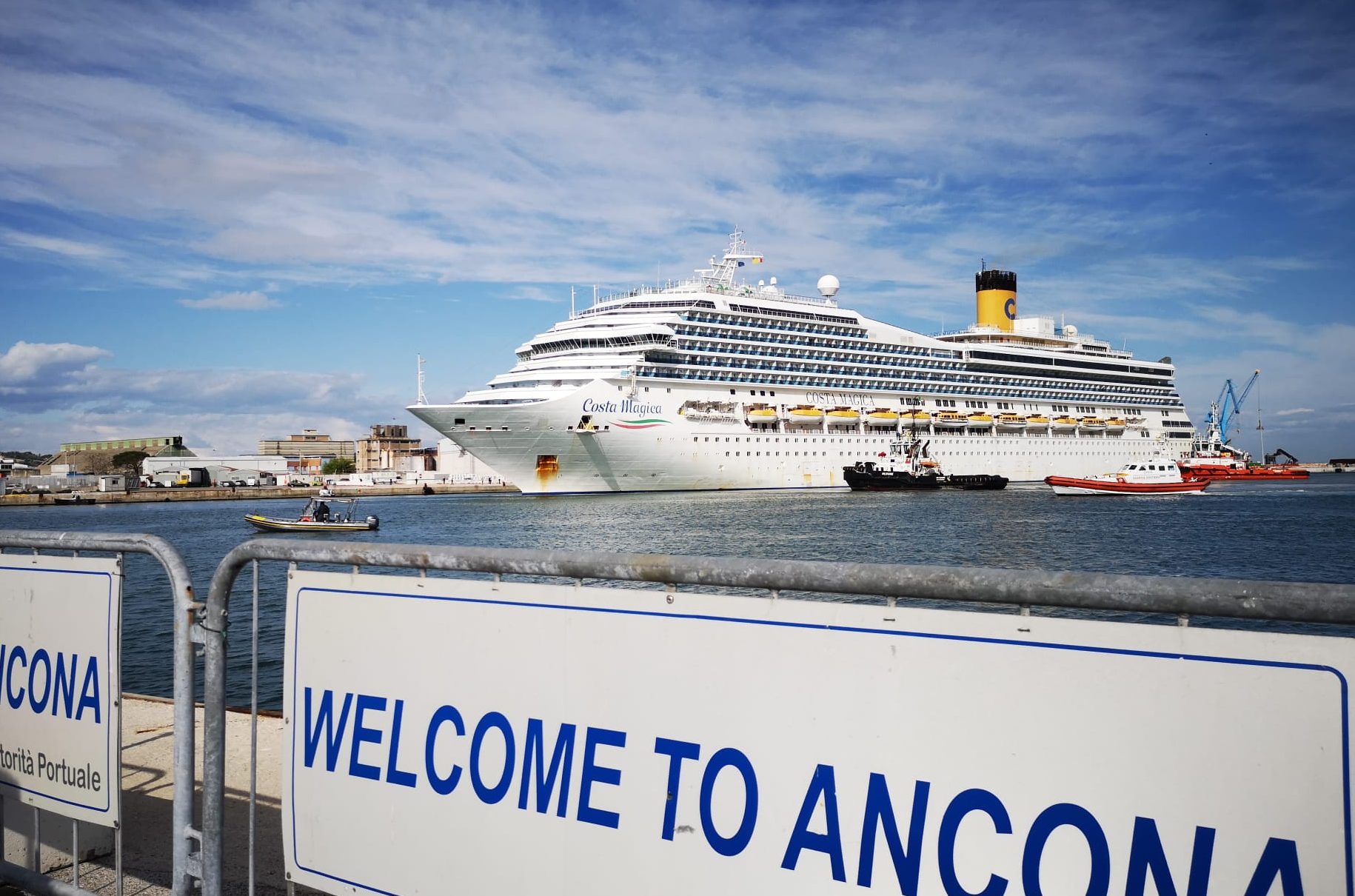 La Costa Magica è arrivata al porto, <br> Giampieri: «Ancona sta rispondendo <br> a un’emergenza mondiale» (Le foto)
