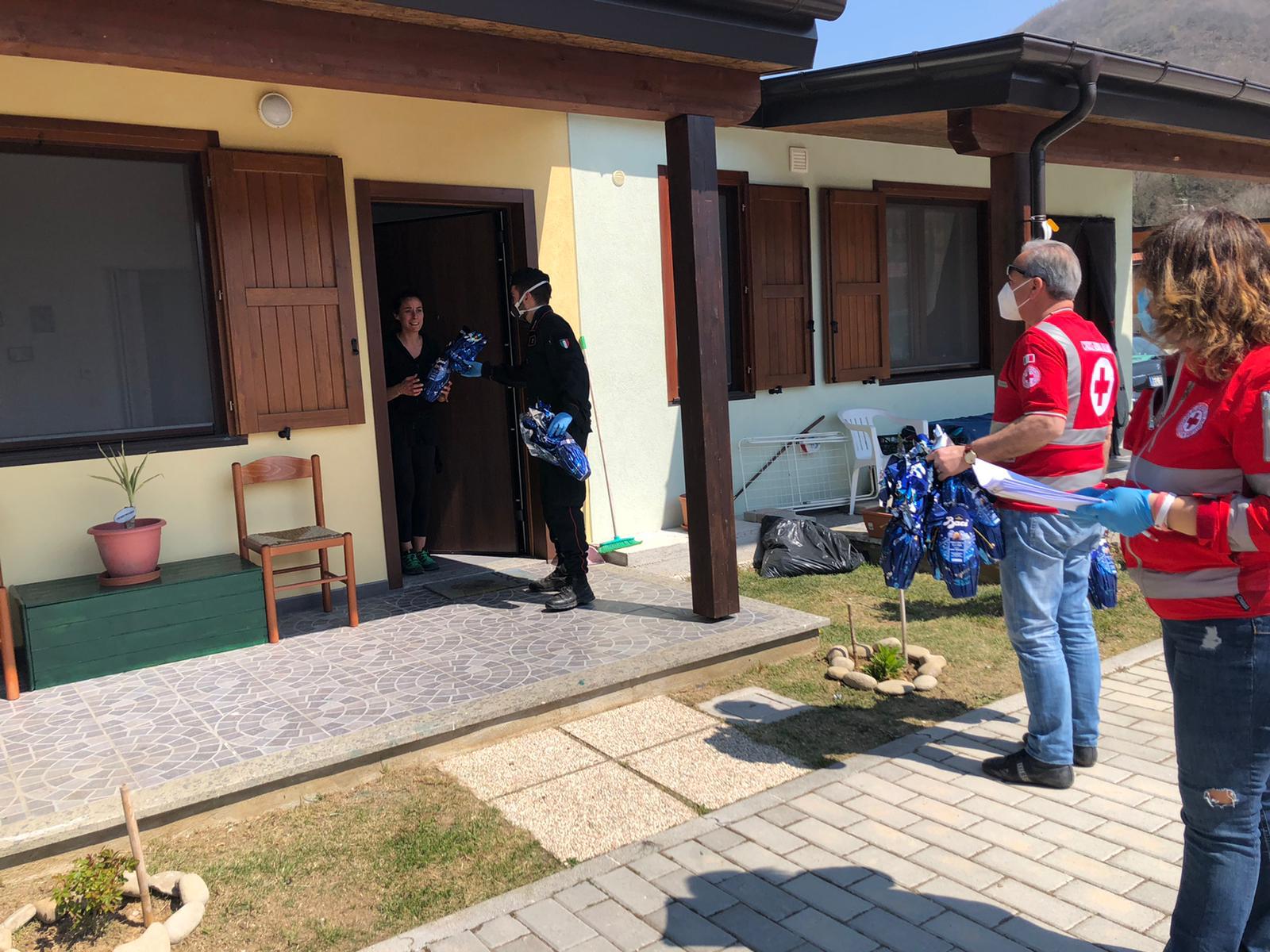 Da Croce Rossa e Carabinieri <br> uova di cioccolato <br> nelle zone del sisma Da Croce Rossa e Carabinieri <br> uova di cioccolato <br> nelle zone del sisma