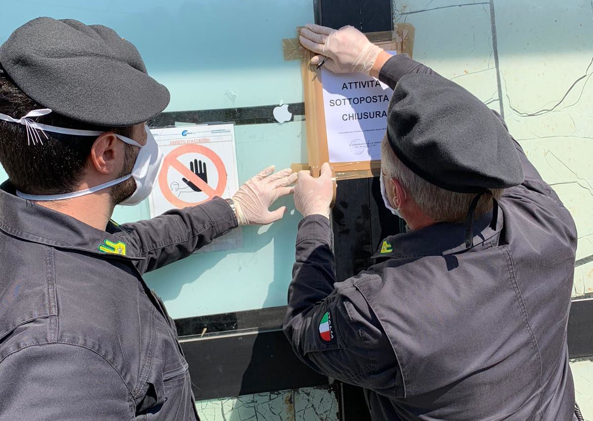 Fingevano di produrre mascherine, <br> ma continuavano a realizzare abiti: <br> azienda chiusa dal prefetto