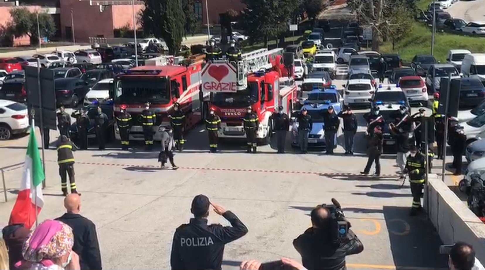 L’Inno di Mameli e il suono delle sirene: <br> l’omaggio delle forze dell’ordine <br> all’ospedale di Torrette <span> (Foto/Video) </span>