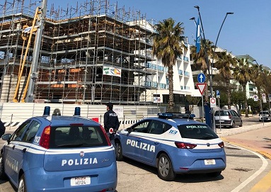 Controlli a tappeto anche dal cielo <br> e dal mare, <br> la Polizia sanziona quattro persone