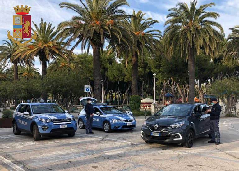 In bici per tenersi in forma <br> e al supermercato lontano da casa: <br> la Polizia multa due trasgressori In bici per tenersi in forma <br> e al supermercato lontano da casa: <br> la Polizia multa due trasgressori