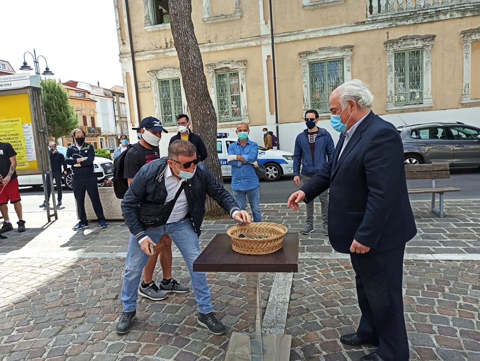 Le chiavi dei negozi al sindaco: <br> manifestazione dei commercianti