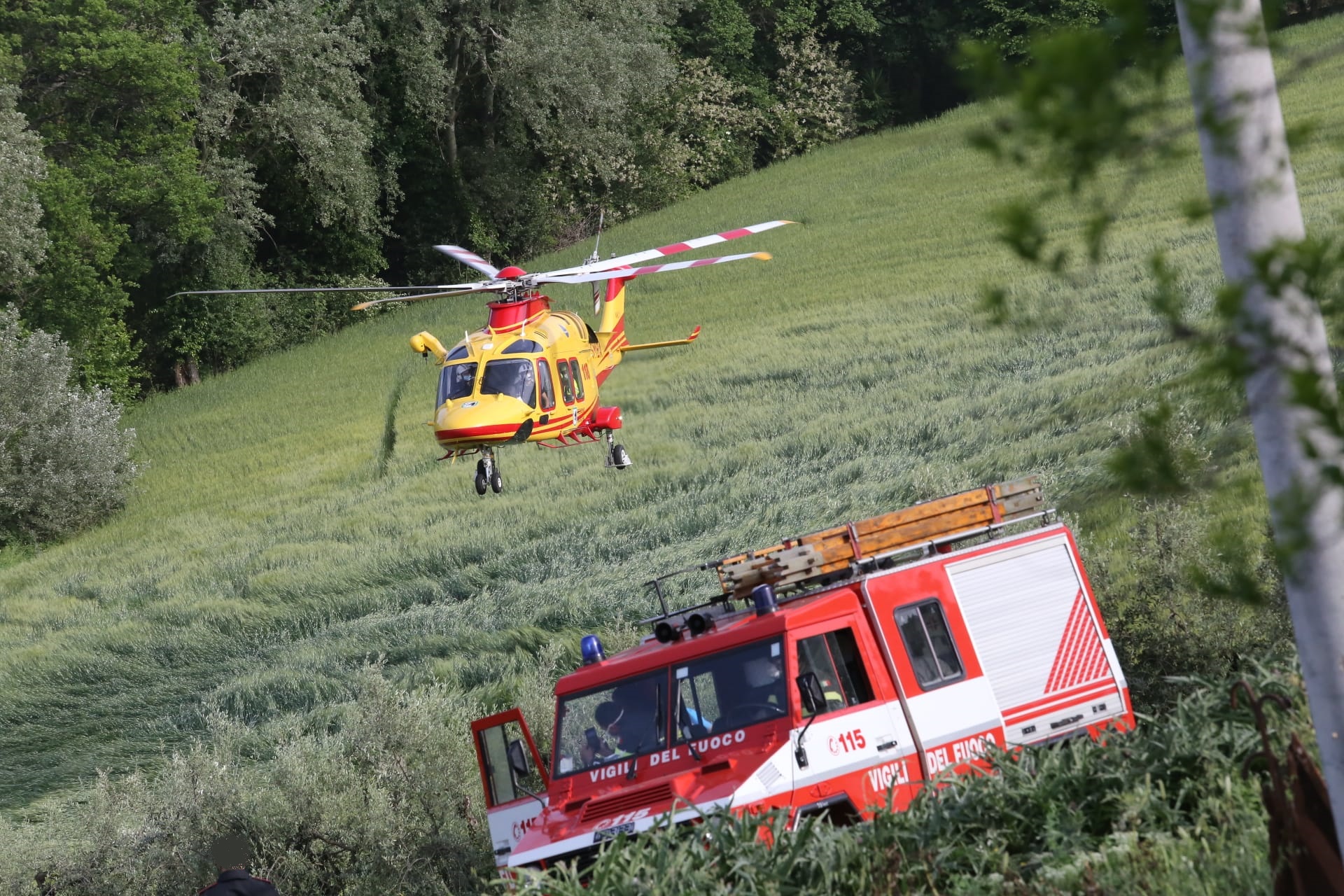 La gamba incastrata nel cingolo <br> del trattore: soccorso un uomo, <br> arriva anche l’eliambulanza (Le Foto)