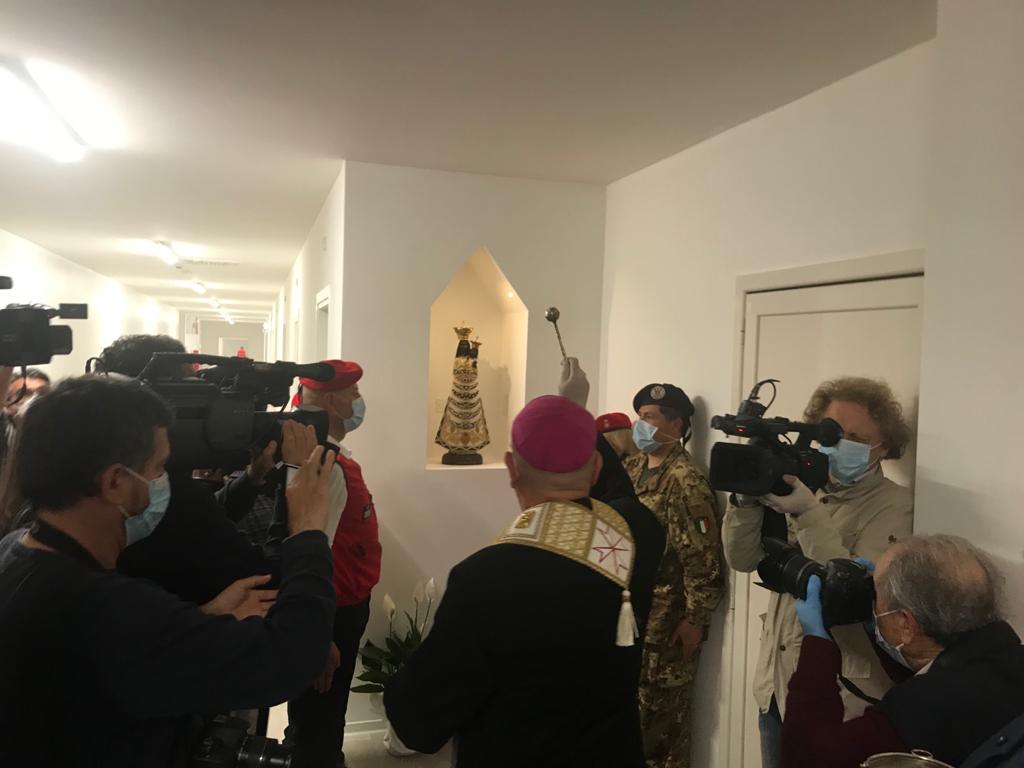 La benedizione <br> dell’arcivescovo Pennacchio <br> sancisce il “fine lavori” al Covid Center, <br> Ceriscioli: «Struttura per tutta la regione»