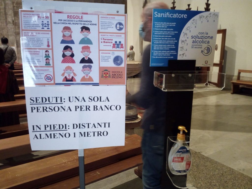 Prima domenica di messa, <br> regole rigide e chiese sanificate <br> <span> (Foto e video) </span>