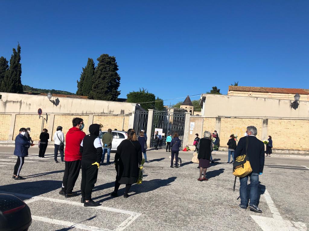 Cimitero di San Benedetto: <br> il cancello si apre <br> tra troppe proteste <span> (Foto e video)