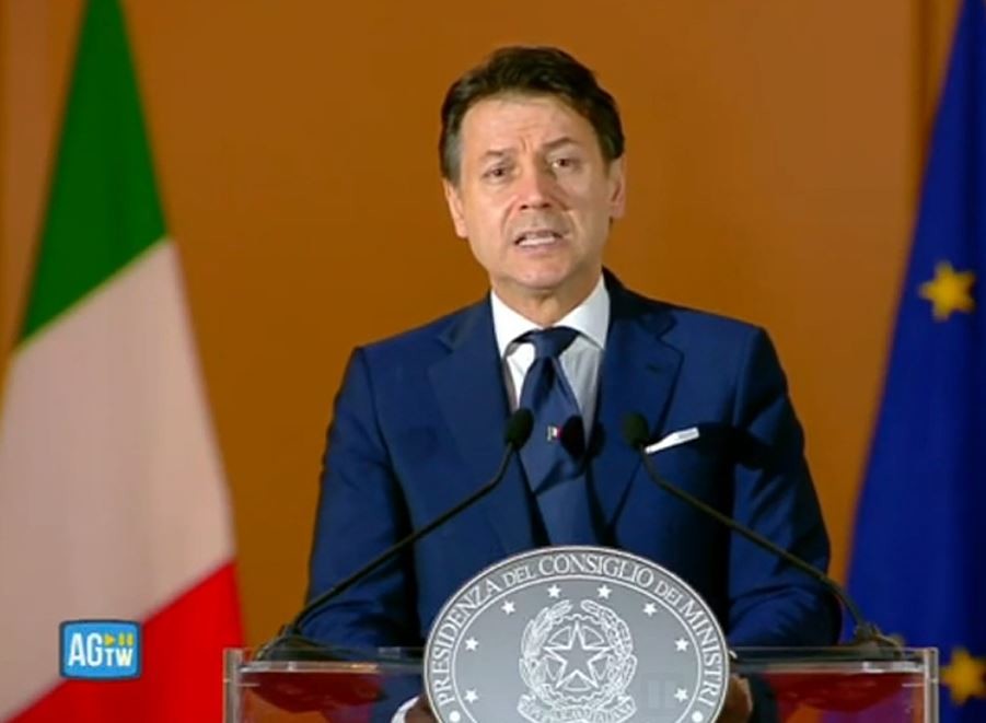 «Da lunedì fine delle autocertificazioni <br> Il 25 maggio riaprono piscine e palestre»