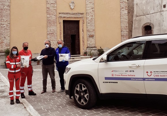 Kit anti-Covid <br> per la Croce Rossa <br> dal Centro giovanile <br> di Capradosso Kit anti-Covid <br> per la Croce Rossa <br> dal Centro giovanile <br> di Capradosso
