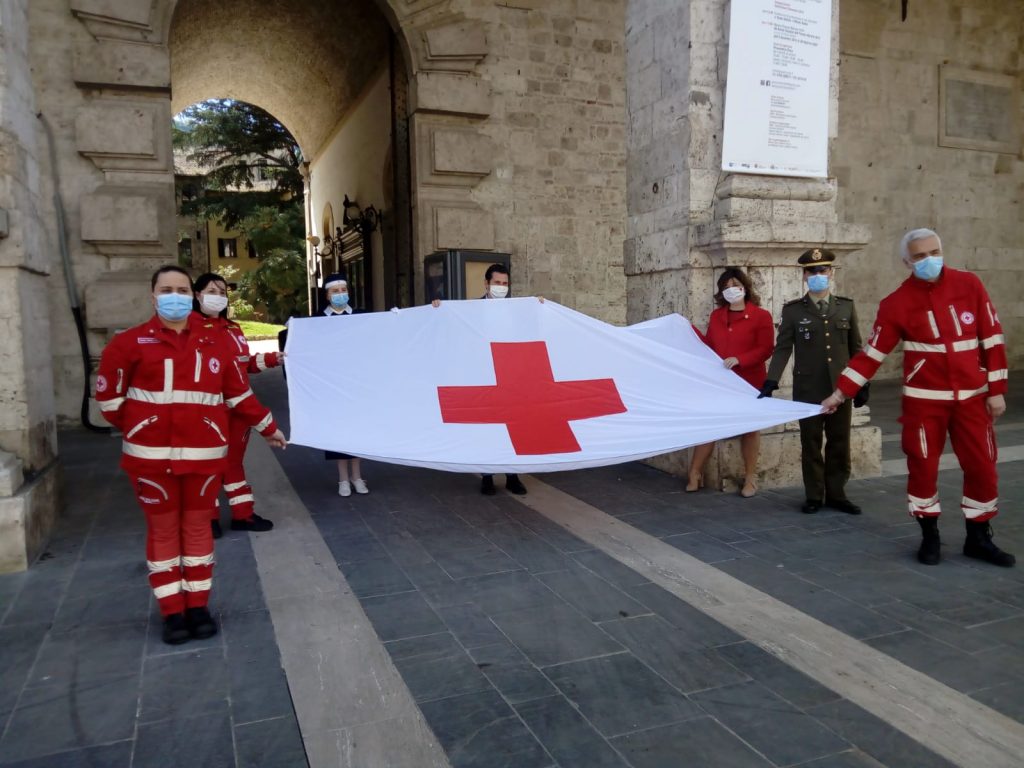 La bandiera della Croce Rossa <br> sventola in Comune <br> (Foto e video)