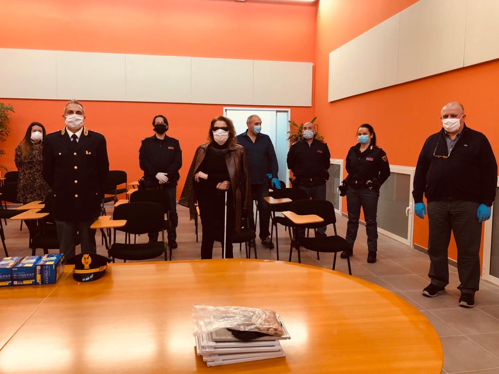 Prefettura e Polizia di Ascoli <br> accanto agli ipovedenti: <br> regalate 200 mascherine