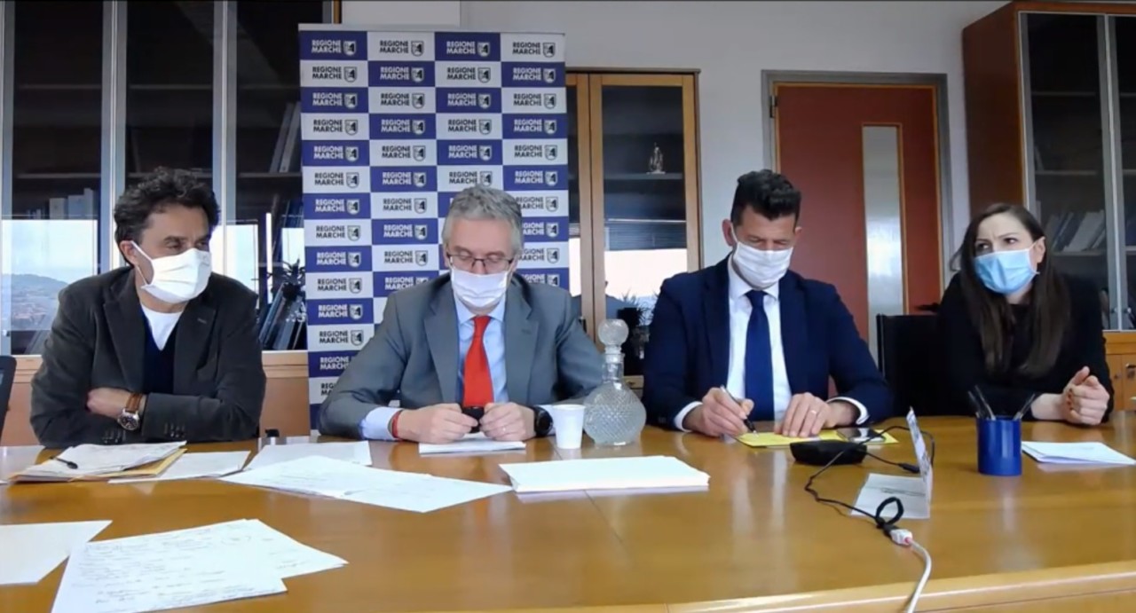 «Bar e ristoranti aperti dal 18 maggio, <br> plexiglass ai tavoli se necessario <br> Chalet: un ombrellone ogni 10 mq»