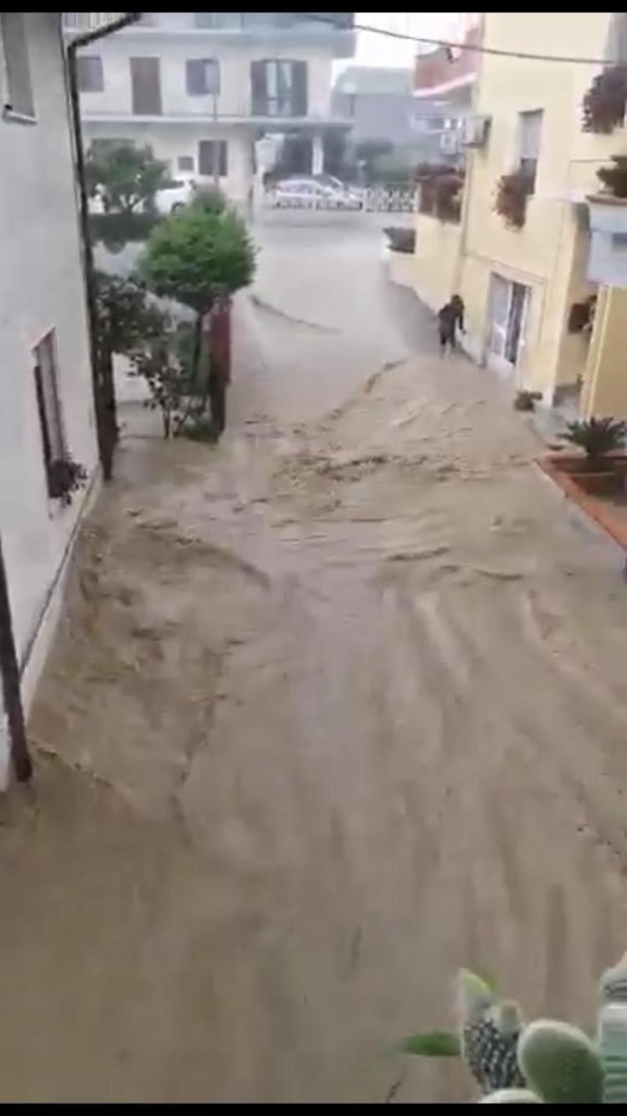 Piove, e via del Torrente <br> diventa un…fiume <br> Residenti all’esasperazione <br> <span> (Il video) </span>