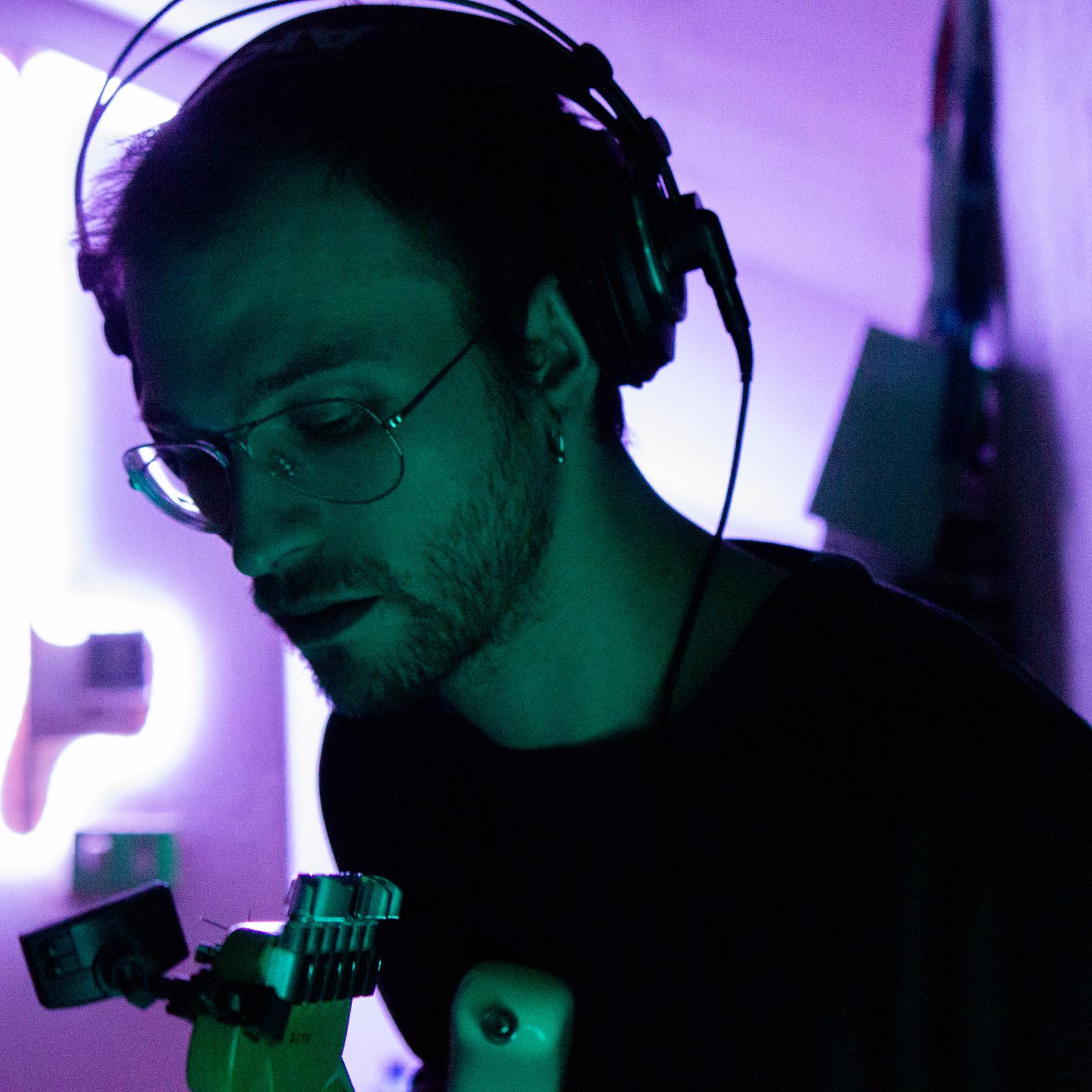 Senti come…evolve! <br> Alex Accorsi da chitarrista a produttore <br> (ma non chiamatelo così!)