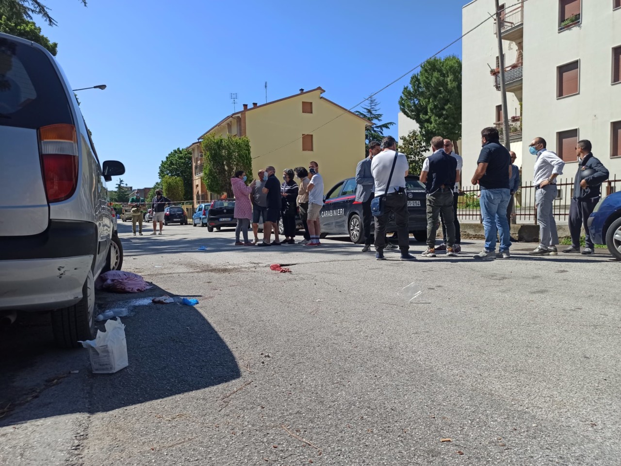 Agguato in un condominio: <br> due accoltellati, uno è grave