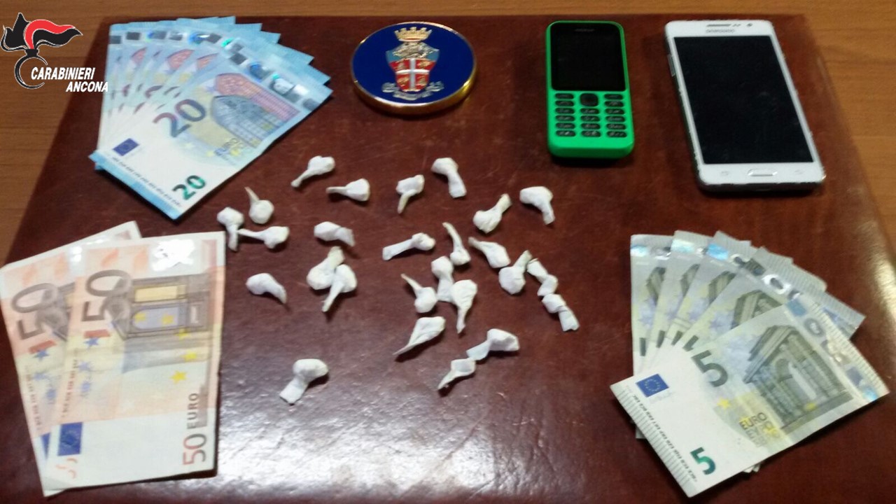 Cocaina e hashish nel manico <br> di una paletta raccogli spazzatura: <br> arrestata 37enne di Castelfidardo