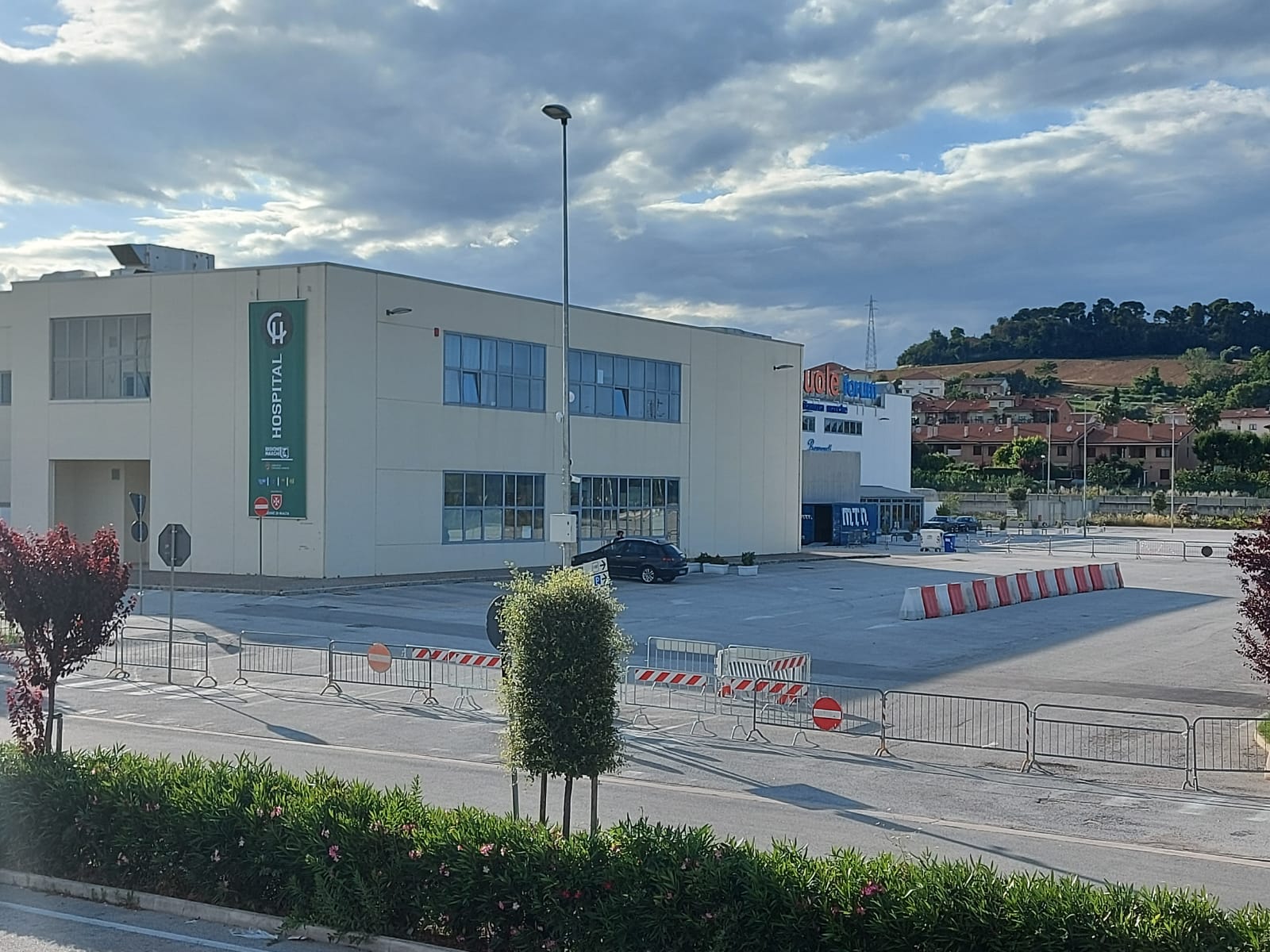 “Le Iene” al Covid center, <br> intervengono i Carabinieri