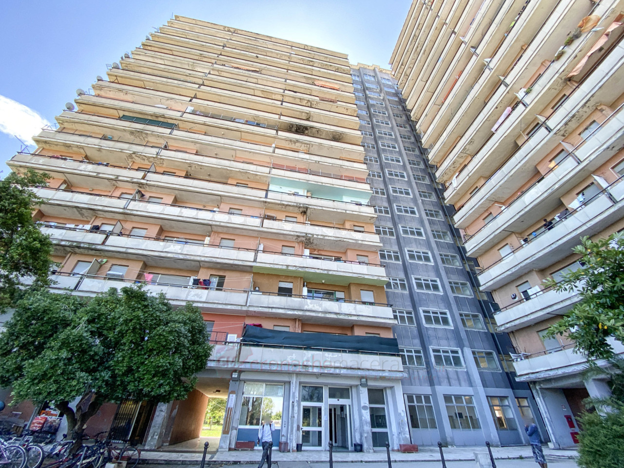 Tre positivi al Covid <br> escono dall’Hotel House: <br> fermati dai poliziotti <br> Gli aggiornamenti del Gores