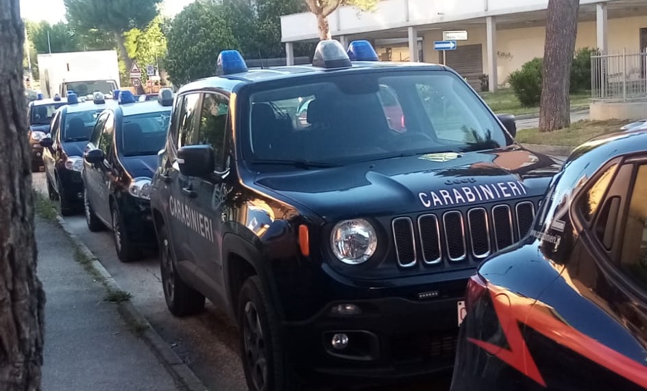 Blitz dei Carabinieri all’alba nella casa occupata. Scagliano di tutto contro le divise: arrestati