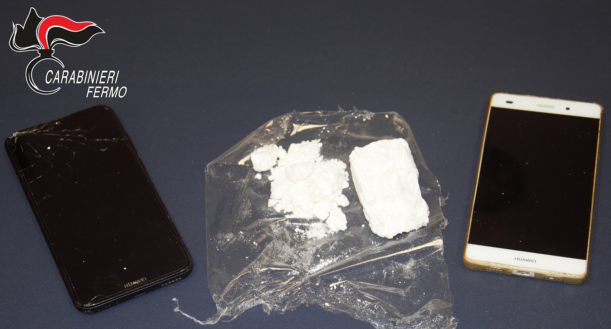 Rocambolesco inseguimento in auto, ma non sfuggono ai Carabinieri: spunta la cocaina, due uomini in manette