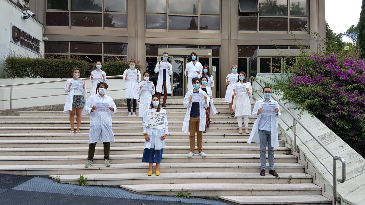 Medici in mobilitazione <br> davanti alla sede della Regione: <br> «Incoraggianti le parole di Ceriscioli»