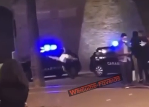 Tira un calcio all’auto dei Carabinieri, <br> cade e si rompe un ginocchio (Video)