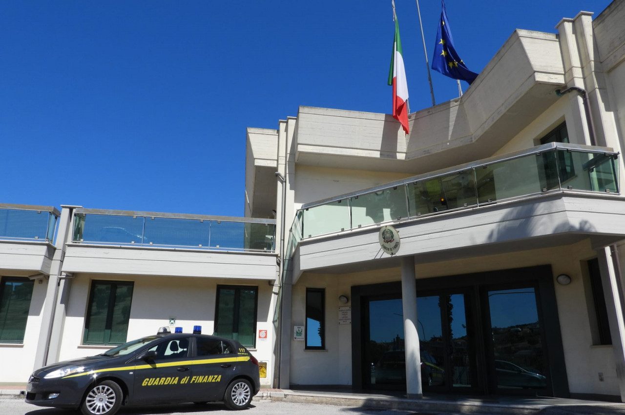Scarpe contraffatte nel bagagliaio di un’auto in sosta sul lungomare: la Guardia di finanza le trova e le sequestra