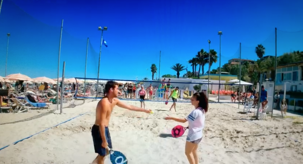 Estate a colpi di racchette: il beach tennis non si ferma