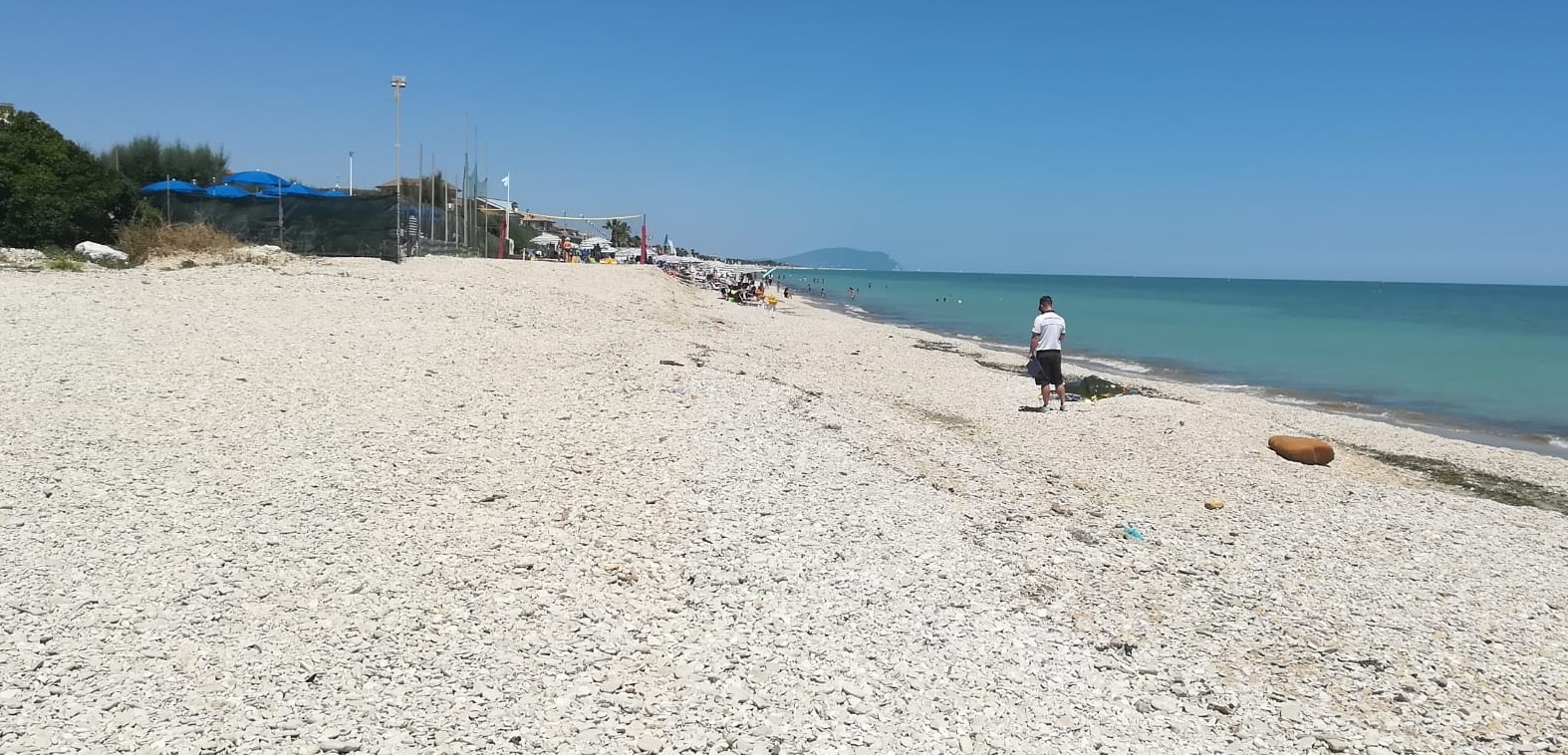 Scoperta choc sulla spiaggia libera: trovato in acqua il cadavere di un uomo