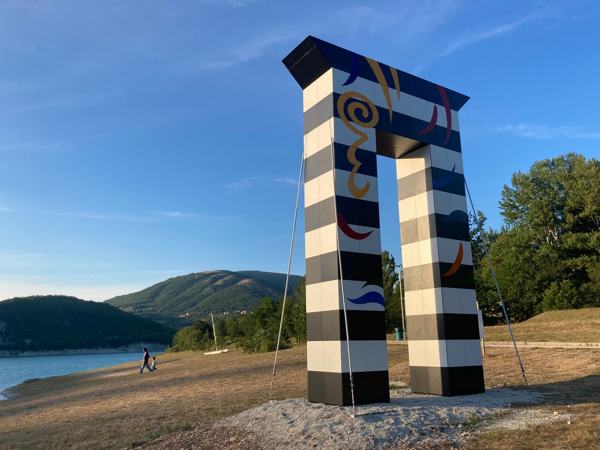 L’Arco della ricostruzione <br> domina il lago di Fiastra