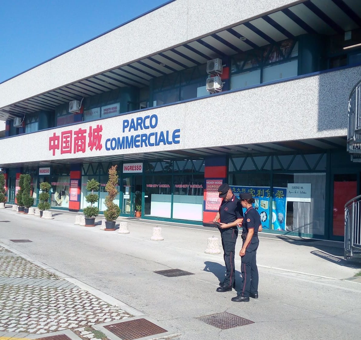 Rapina con le mascherine anti-Covid: <br> si fingono dei clienti, <br> poi immobilizzano il titolare