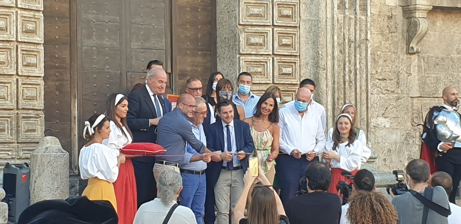 «La mostra di Pino Procopio <br> unisce la Quintana all’arte» <BR> Taglio del nastro a Palazzo dei Capitani