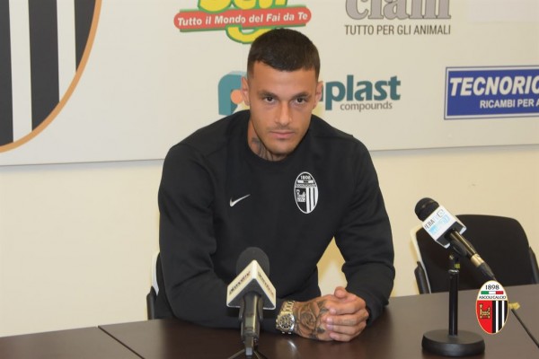 L’Ascoli e la promessa <br> di Scamacca: <br> «Se ci salviamo mi tingerò <br> i capelli bianchi e neri»