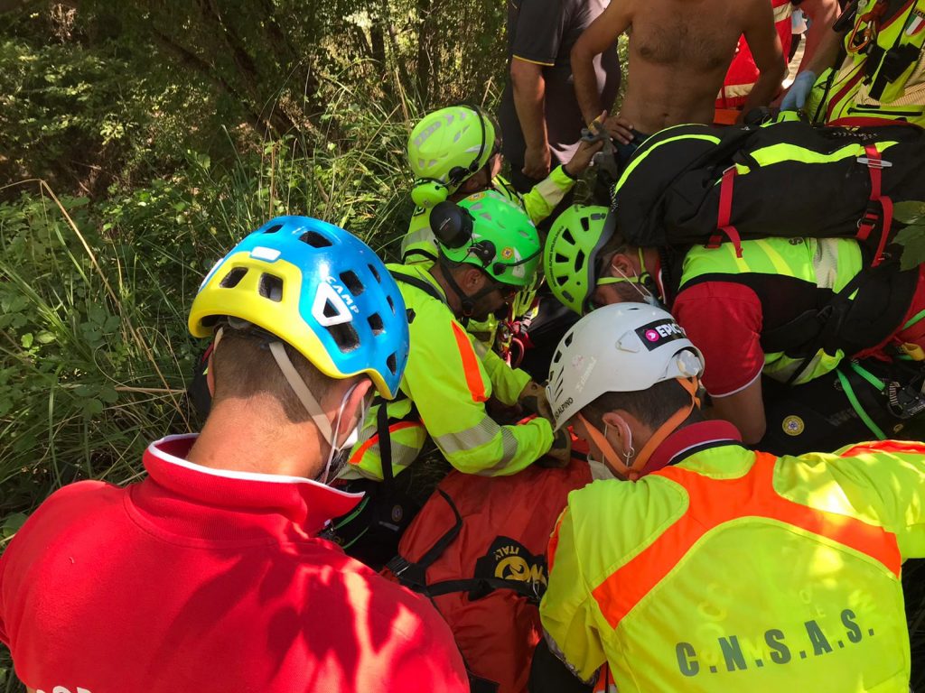Scivola tra le rocce del Castellano: <br> ragazza soccorsa con “Icaro” <br> <span> (Il video) </span>
