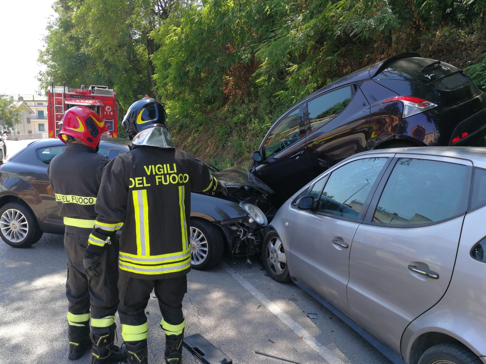 Si schianta con l’auto contro <br>due vetture in sosta, <br>una finisce in bilico sull’altra <br> <span> (le foto) </span>