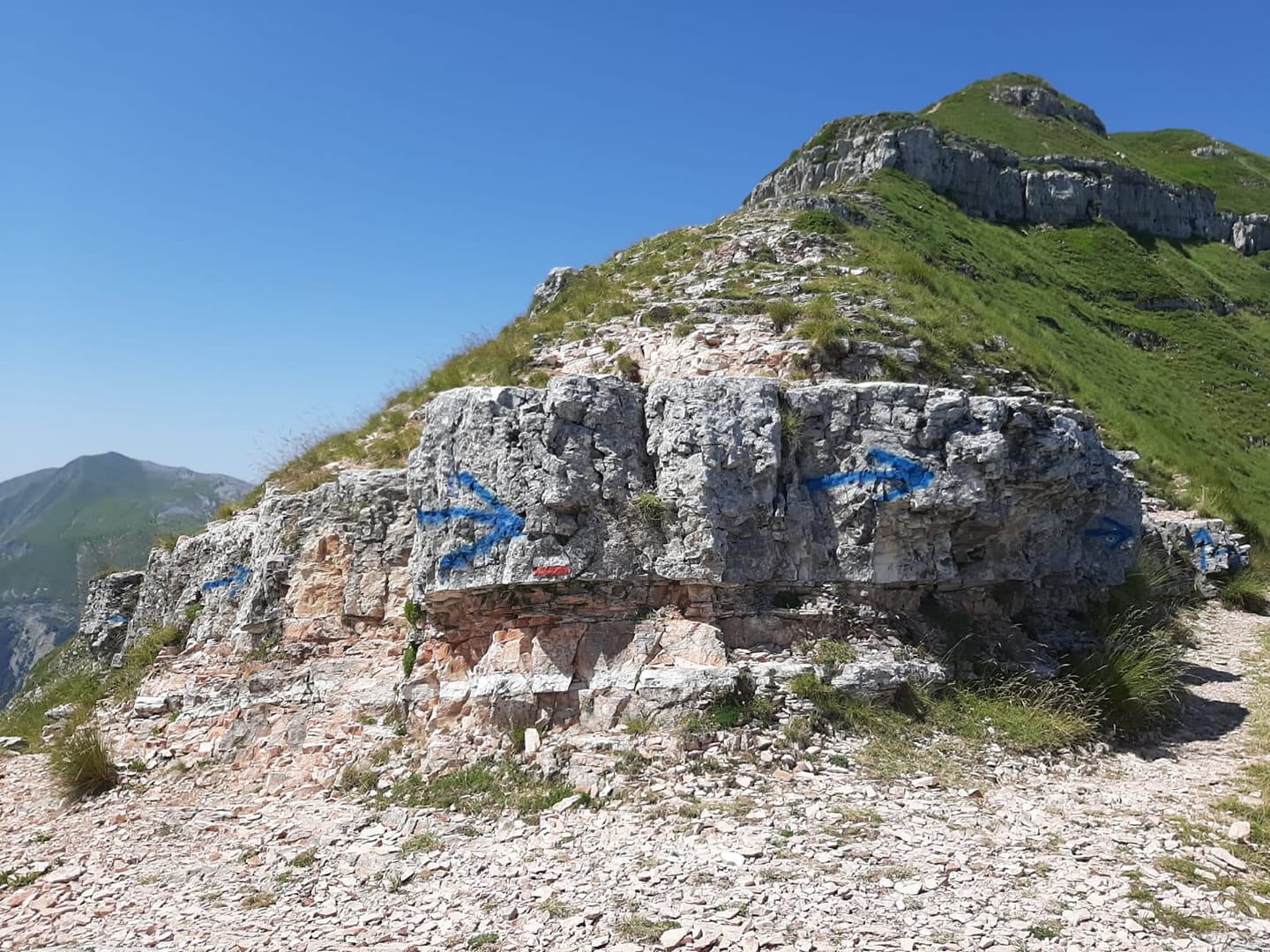 Lo sfregio al Monte Sibilla <br>con una bomboletta spray: <br> «Deturpato un luogo magico» Lo sfregio al Monte Sibilla <br>con una bomboletta spray: <br> «Deturpato un luogo magico»