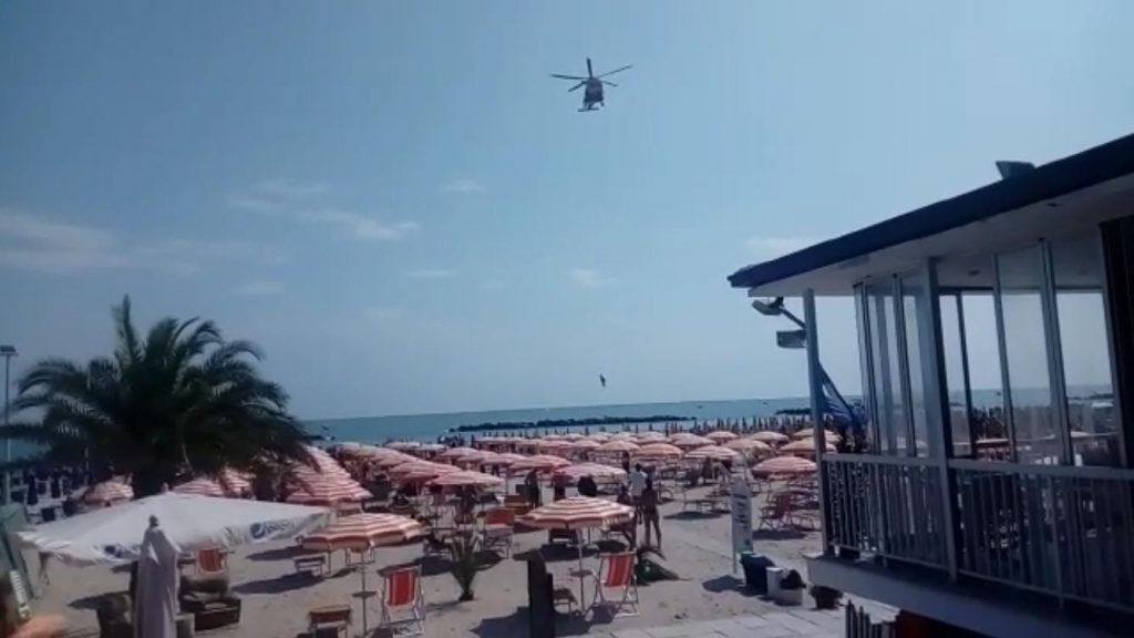 Malore in spiaggia <br> e investimento sulla Statale, <br> doppio soccorso dell’eliambulanza <br> <span> (Video) </span>